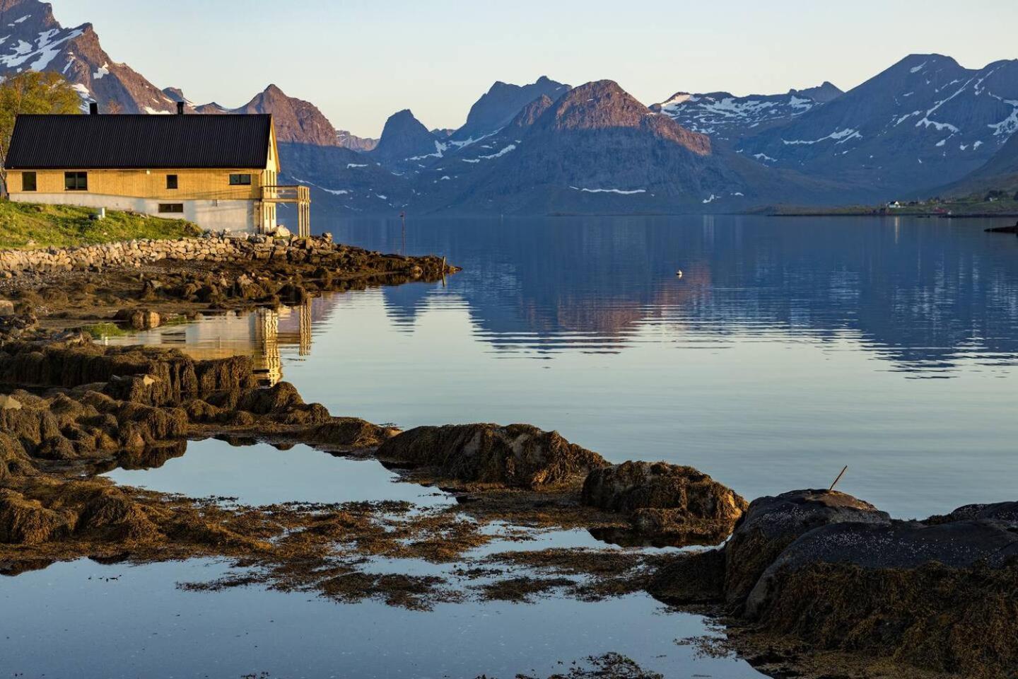 Minkfarmen, Spacious Seaside Cabin With Scenic View Ramberg Exteriör bild